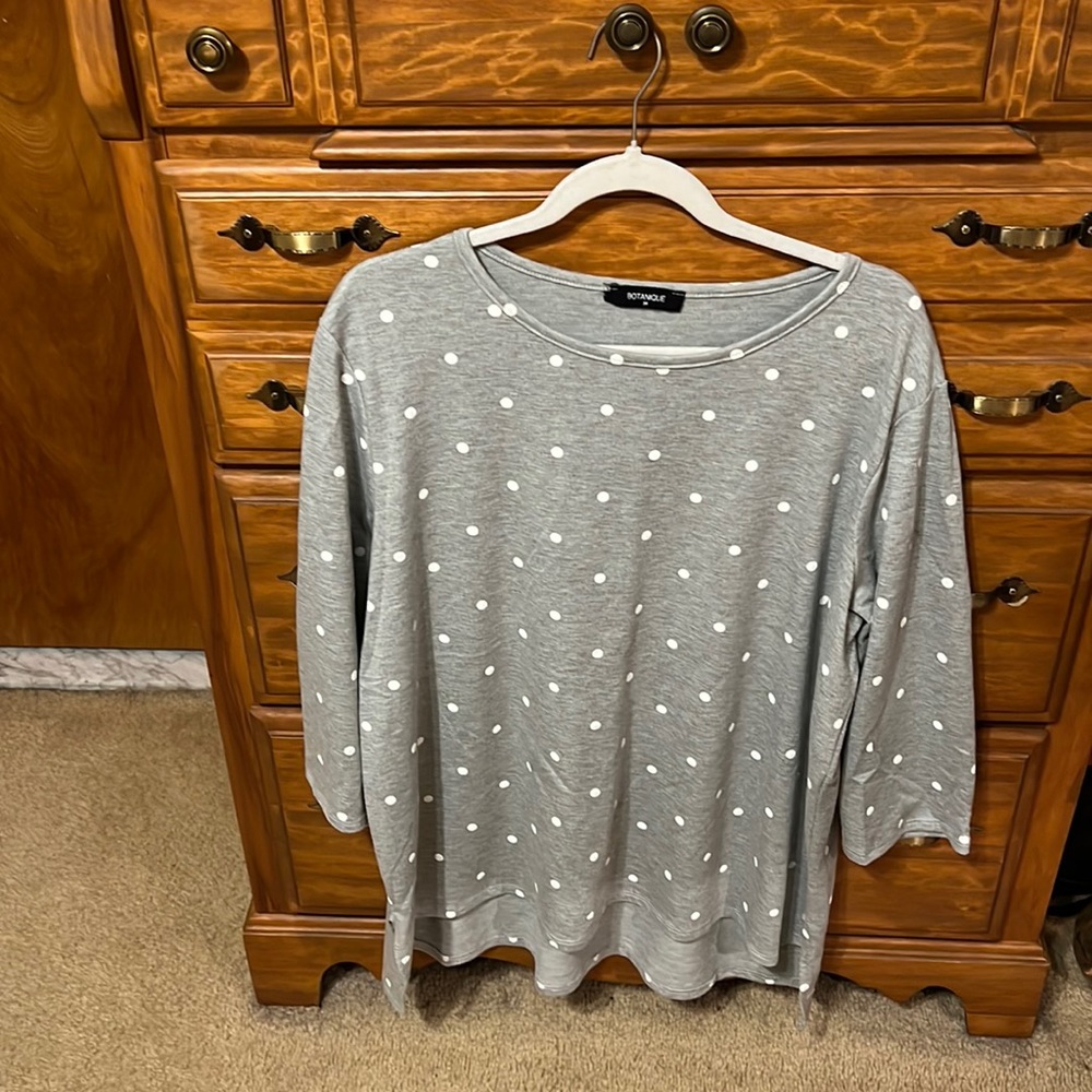 Plus size 3x 3/4 sleeve tunic polka dot and gray.